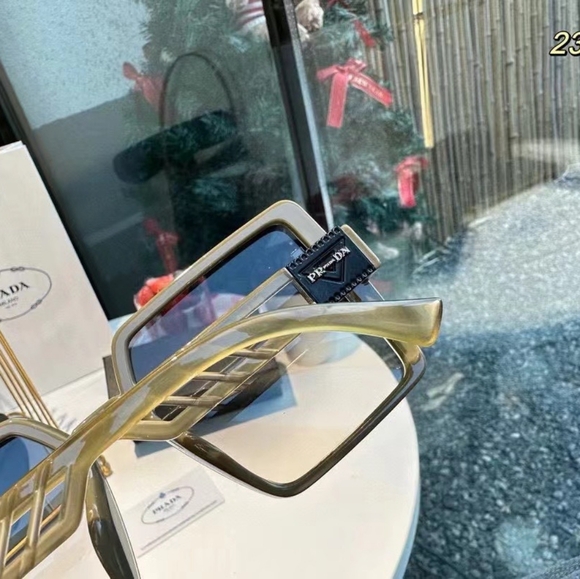 Prada sunglasses - Picture 4 of 9